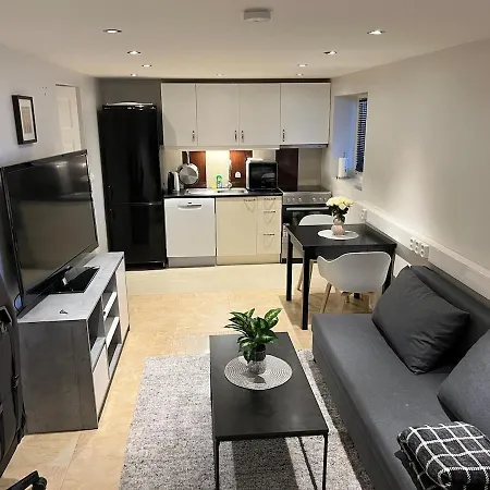 Cosy, Modern Near *